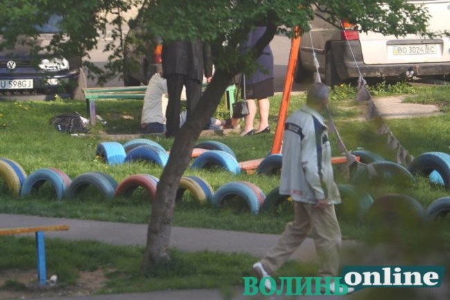 У Луцьку п’яна жінка спала на дитячому майданчику. ФОТО