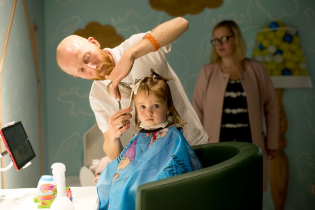 У луцькому «Промені» працює «Сімейна перукарня». ФОТО*