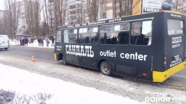 У Луцьку на слизькій дорозі занесло маршрутку. ФОТО