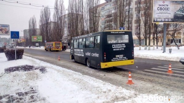 У Луцьку на слизькій дорозі занесло маршрутку. ФОТО
