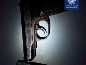 У Луцьку зловили водія, який їздив зі зброєю в салоні авто