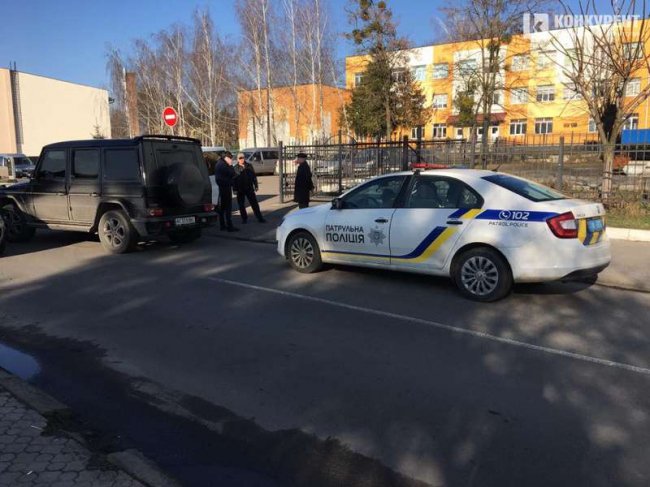 У Луцьку бус врізався у елітний Mercedes. ФОТО