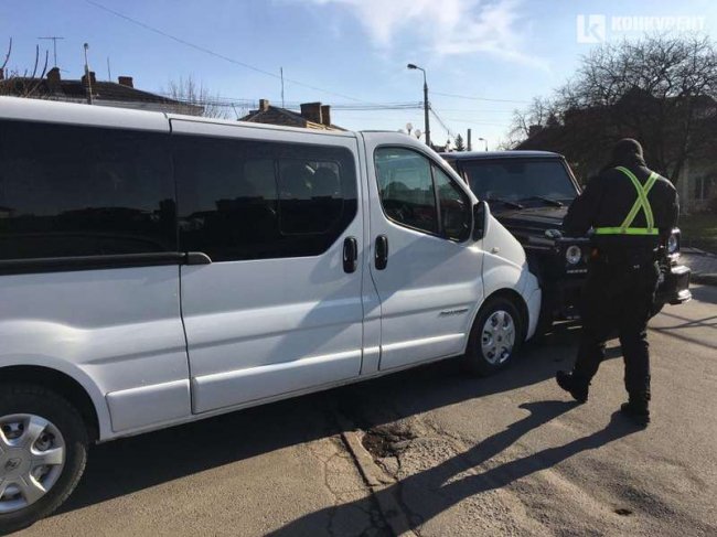 У Луцьку бус врізався у елітний Mercedes. ФОТО