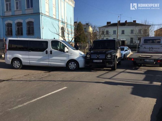 У Луцьку бус врізався у елітний Mercedes. ФОТО