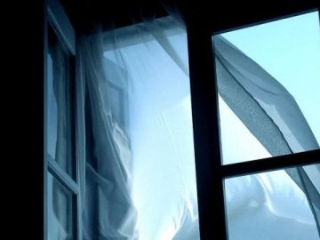 У Луцьку жінка випала з 9 поверху і померла