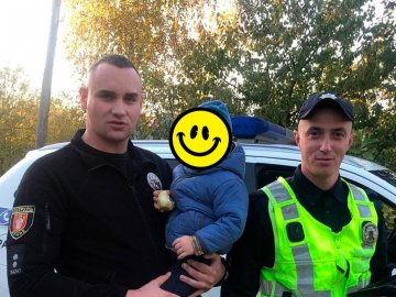 Волинські патрульні повернули мамі загублену дитину