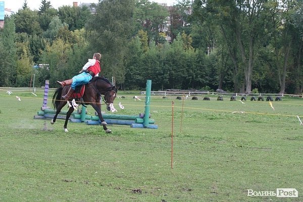 Красуні-вершниці і козаки-екстремали: у Луцьку пройшли кінно-спортивні змагання. ФОТО