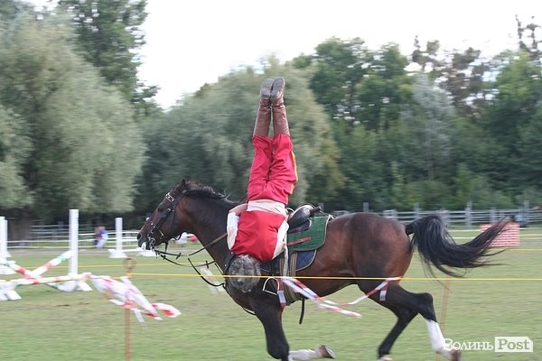 Красуні-вершниці і козаки-екстремали: у Луцьку пройшли кінно-спортивні змагання. ФОТО