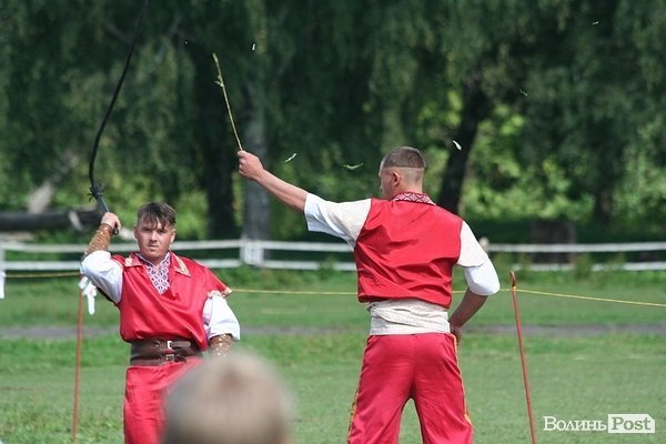 Красуні-вершниці і козаки-екстремали: у Луцьку пройшли кінно-спортивні змагання. ФОТО