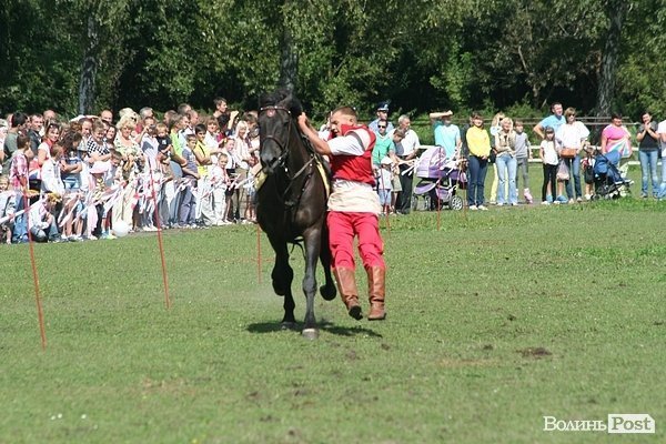 Красуні-вершниці і козаки-екстремали: у Луцьку пройшли кінно-спортивні змагання. ФОТО