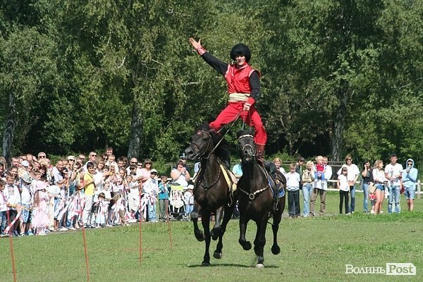 Красуні-вершниці і козаки-екстремали: у Луцьку пройшли кінно-спортивні змагання. ФОТО