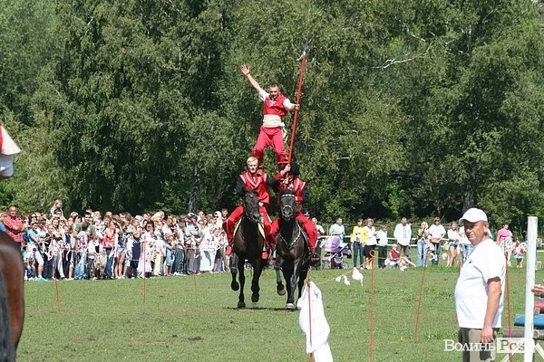 Красуні-вершниці і козаки-екстремали: у Луцьку пройшли кінно-спортивні змагання. ФОТО