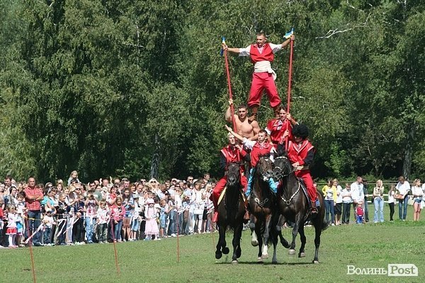 Красуні-вершниці і козаки-екстремали: у Луцьку пройшли кінно-спортивні змагання. ФОТО