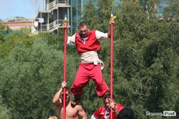 Красуні-вершниці і козаки-екстремали: у Луцьку пройшли кінно-спортивні змагання. ФОТО