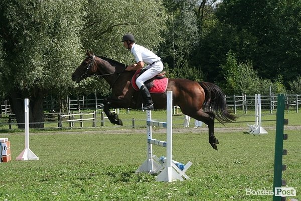 Красуні-вершниці і козаки-екстремали: у Луцьку пройшли кінно-спортивні змагання. ФОТО