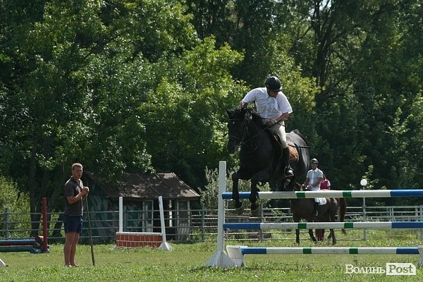 Красуні-вершниці і козаки-екстремали: у Луцьку пройшли кінно-спортивні змагання. ФОТО