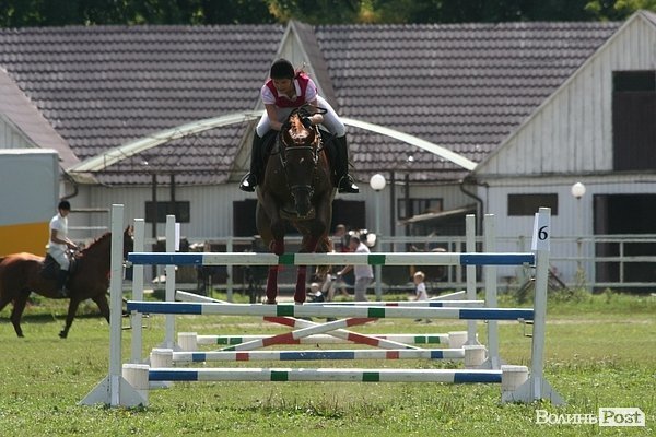 Красуні-вершниці і козаки-екстремали: у Луцьку пройшли кінно-спортивні змагання. ФОТО
