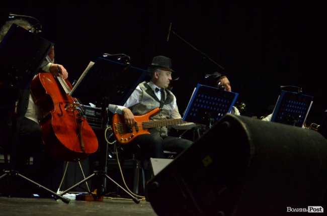 Новорічні хіти та казкова енергетика: як лучан розважали LeoBand Orchestra. ФОТОРЕПОРТАЖ