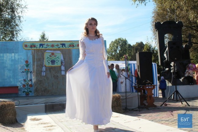 На Волині відбувся показ весільних суконь різних епох. ФОТО