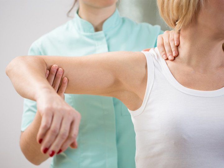 Лікування вивиху плеча: коли достатньо консервативної терапії, а коли потрібна операція
