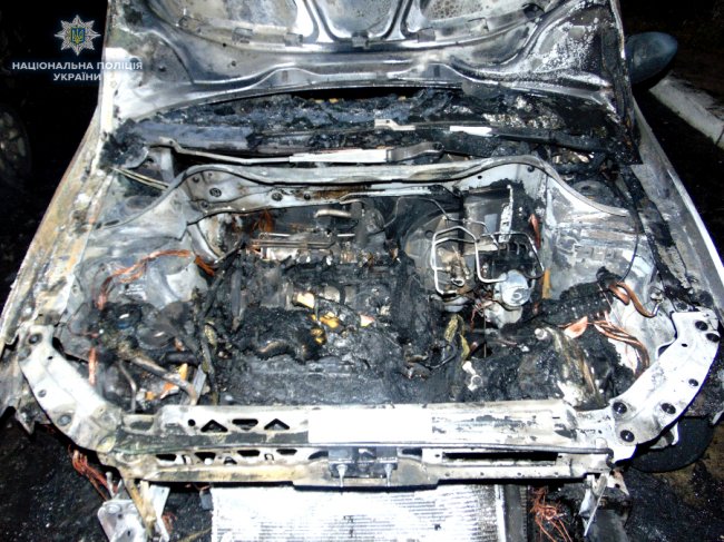У Рівному вночі невідомі підпалили автівку волонтера