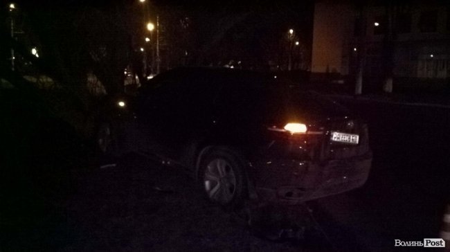У Луцьку BMW в'їхало в дерево