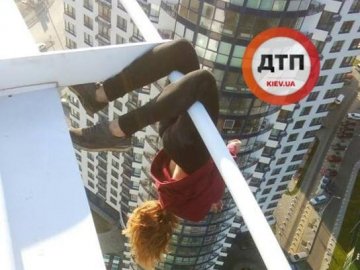 У мережі з'явились моторошні фото дівчини, яка екстремально зависає на багатоповерхівці