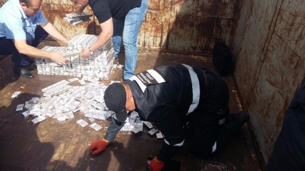 У вантажних вагонах з тирсою через кордон на Волині переправляли контрабандні сигарети. ФОТО. ВІДЕО