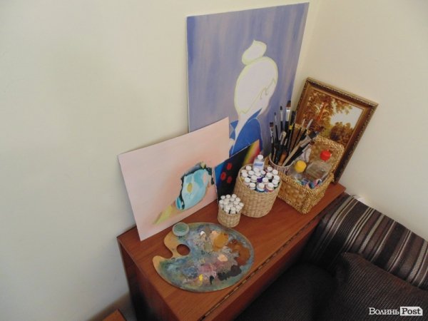 Оксана Гузь пише картини