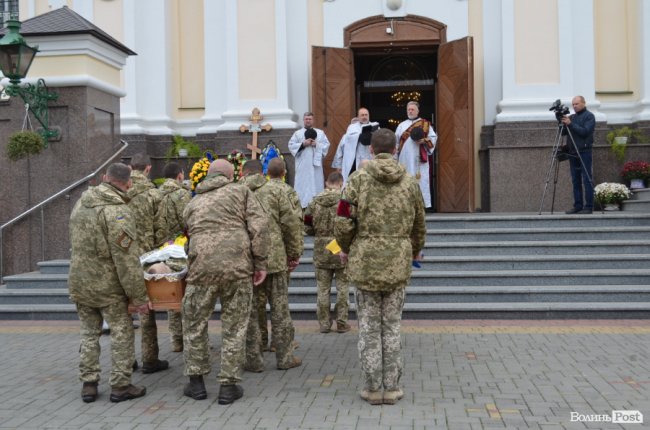 «Він захищав не лише свою сім‘ю»: у Луцьку попрощалися з Героєм. ФОТОРЕПОРТАЖ