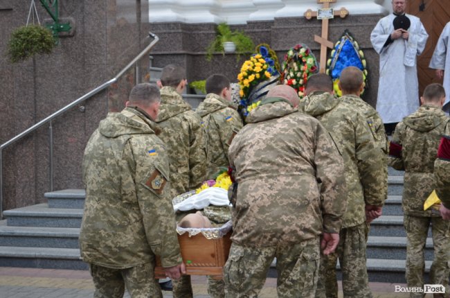 «Він захищав не лише свою сім‘ю»: у Луцьку попрощалися з Героєм. ФОТОРЕПОРТАЖ