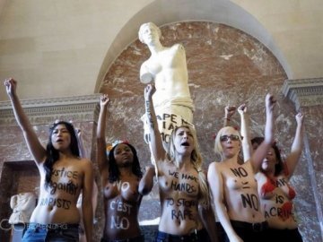 FEMEN посвітили голими грудьми у Луврі. ФОТО