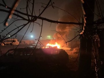 У Луцьку на платній парковці загорівся автомобіль. ВІДЕО