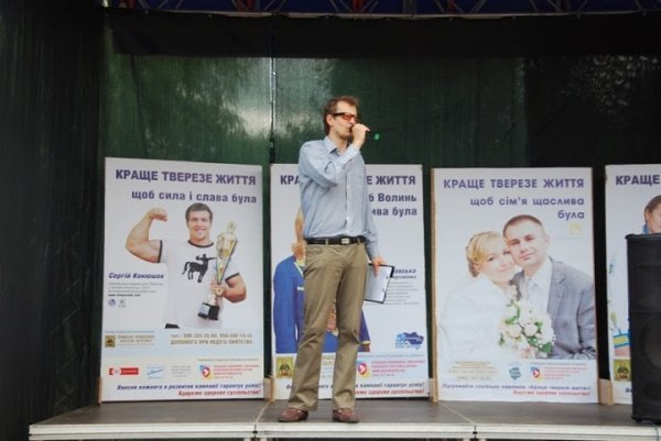 У Луцьку відомий телеведучий і кавеенщик пропагував тверезе життя. ФОТО
