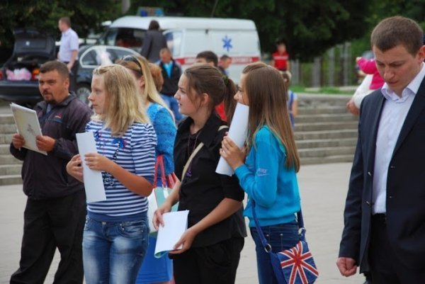 У Луцьку відомий телеведучий і кавеенщик пропагував тверезе життя. ФОТО