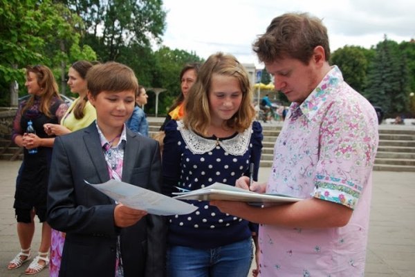 У Луцьку відомий телеведучий і кавеенщик пропагував тверезе життя. ФОТО