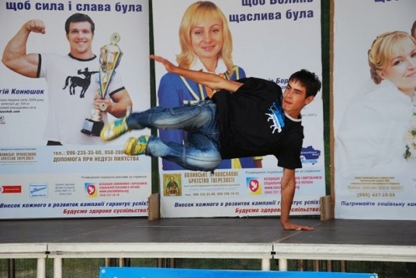 У Луцьку відомий телеведучий і кавеенщик пропагував тверезе життя. ФОТО