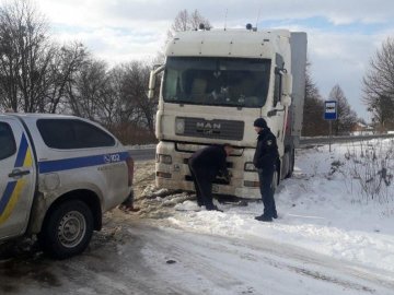 Патрульні звільнили фуру з снігового колапсу під Луцьком