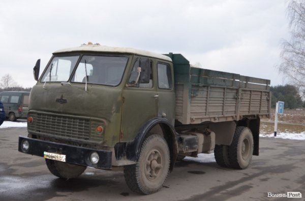 Вантажівка із волонтерською допомогою