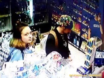 У Луцьку молодики крали елітний алкоголь: просять упізнати злочинців. ВІДЕО