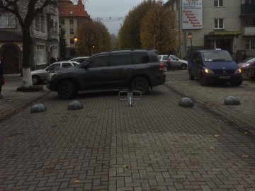 У Луцьку позашляховик припаркувався поперек пішохідної вулиці
