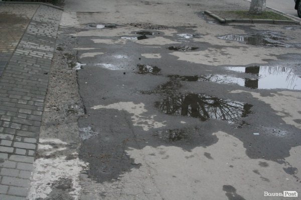 У Луцьку горів офісний центр: людей евакуйовували через вікно