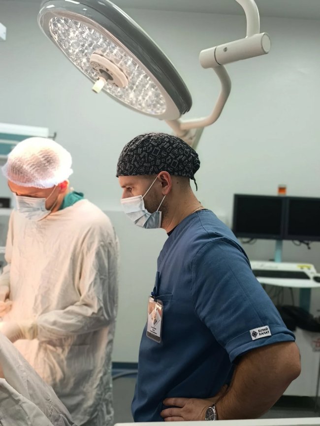 На Волині під час операції пацієнт розповідав хірургам про свої улюблені страви. ФОТО