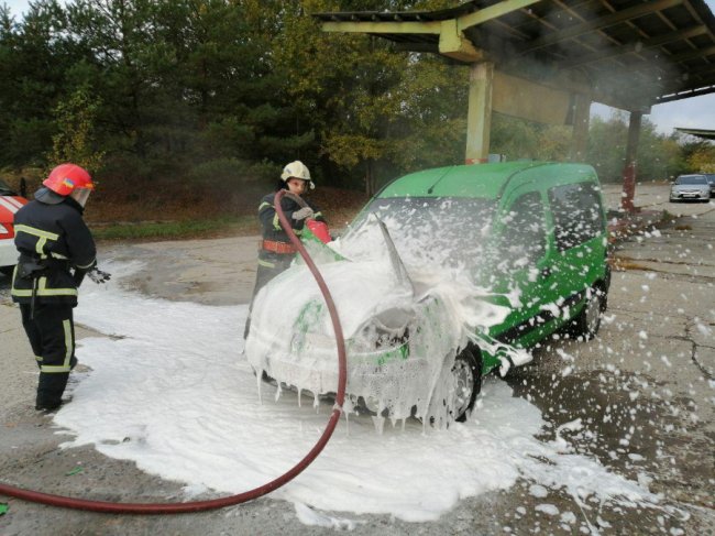 На Рівненщині поблизу заправки загорілося авто. ФОТО
