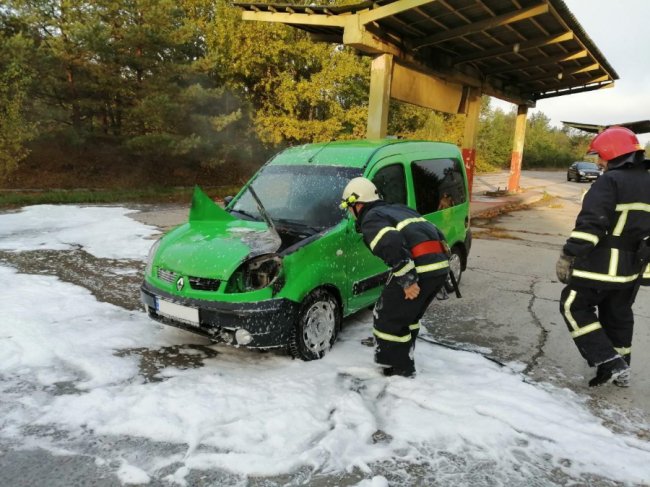 На Рівненщині поблизу заправки загорілося авто. ФОТО