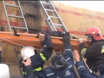 Хотіли сфотографуватися: двох молодих людей вдарило струмом на залізничному вагоні