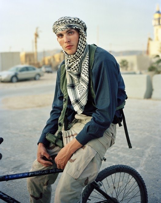 Спеціаліст Гері Луїс Сімс в ролі 21-річного терориста «Аль-Каїди», макет села Медіна-Васл, Національний навчальний центр, Форт-Ірвінг, Каліфорнія, 2009 рік