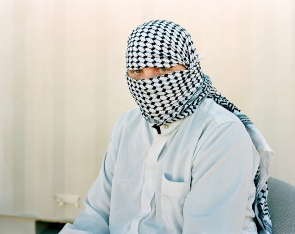 Штатський Джошуа Осборн в ролі мирного іракського жителя, макет міста Ваді-аль-Сахара, Повітряно-наземний бойової центр корпусу морської піхоти, Каліфорнія, 2008 рік