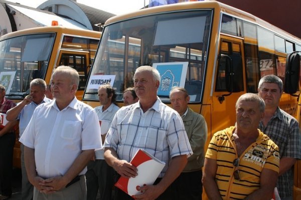 Сільським школам Волині подарували нові автобуси. ФОТО