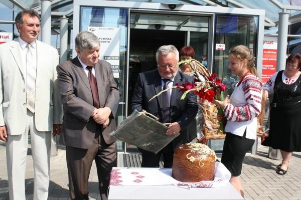 Сільським школам Волині подарували нові автобуси. ФОТО